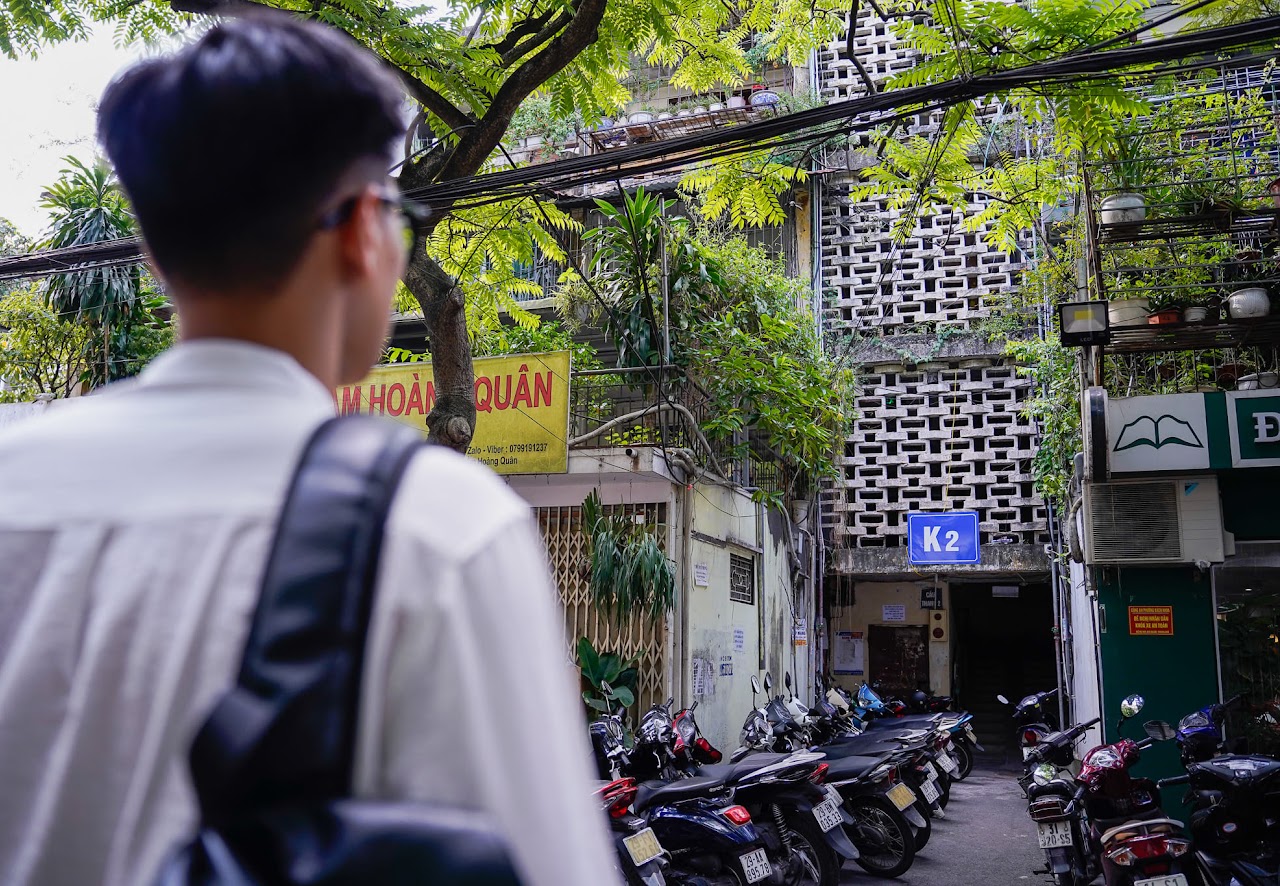 Hình ảnh hai thiếu niên dạo ngõ Hà Nội