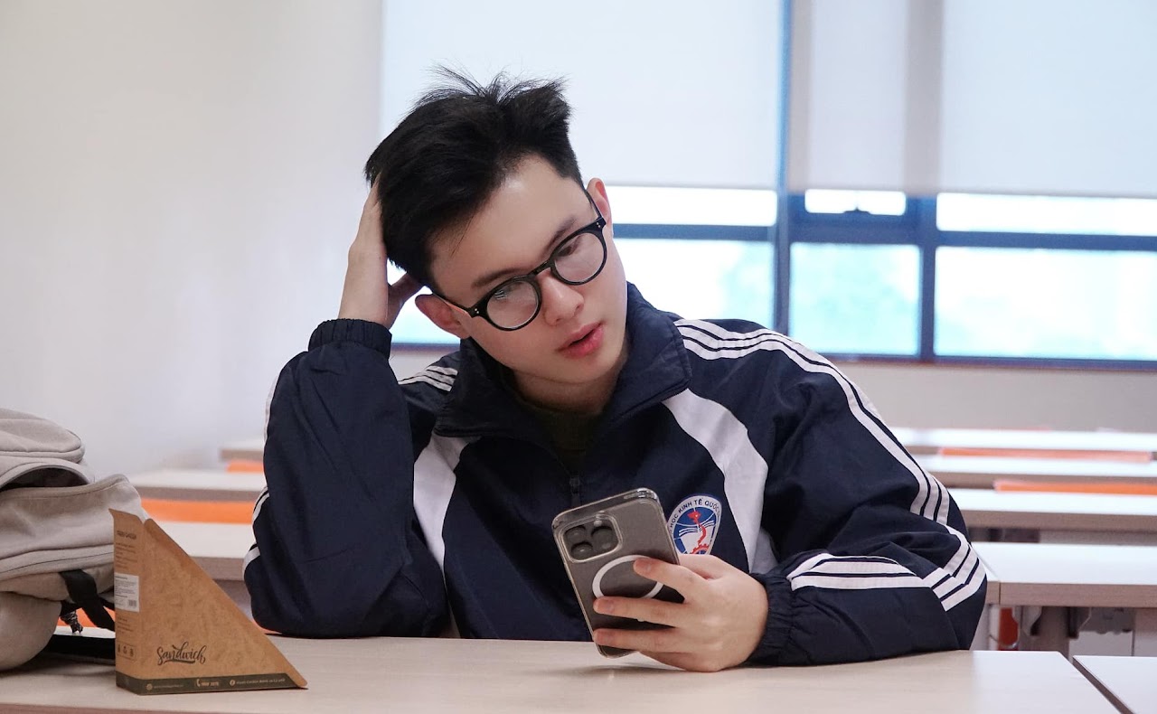 Hình ảnh hai thiếu niên dạo ngõ Hà Nội
