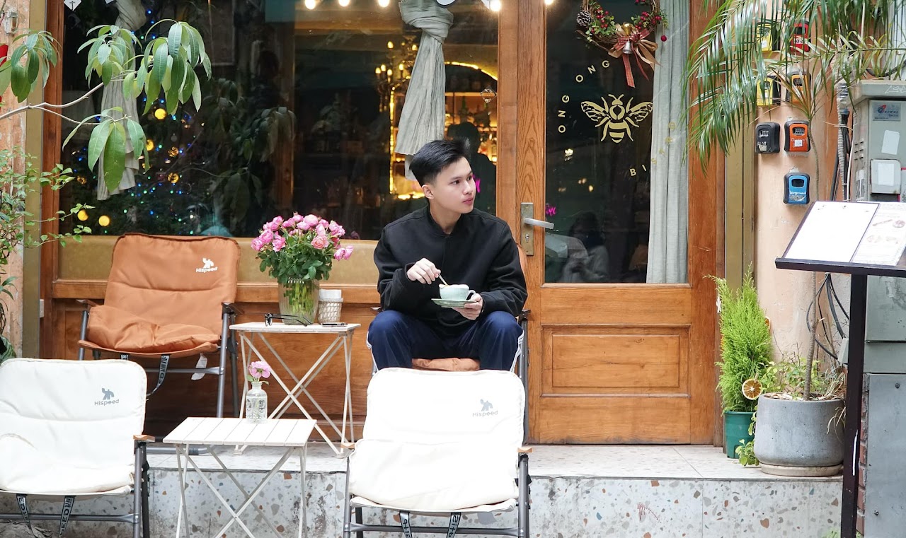 Hình ảnh hai thiếu niên dạo ngõ Hà Nội