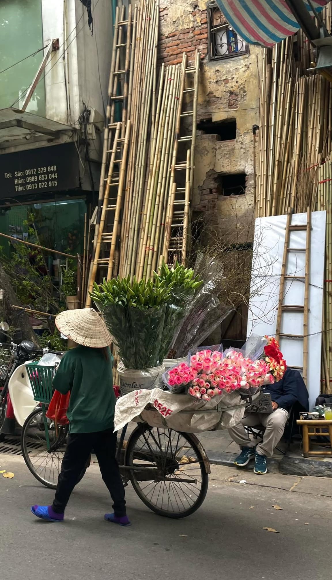 Hình ảnh hai thiếu niên dạo ngõ Hà Nội