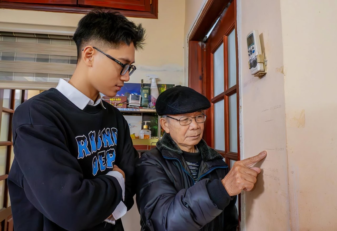 Hình ảnh hai thiếu niên dạo ngõ Hà Nội