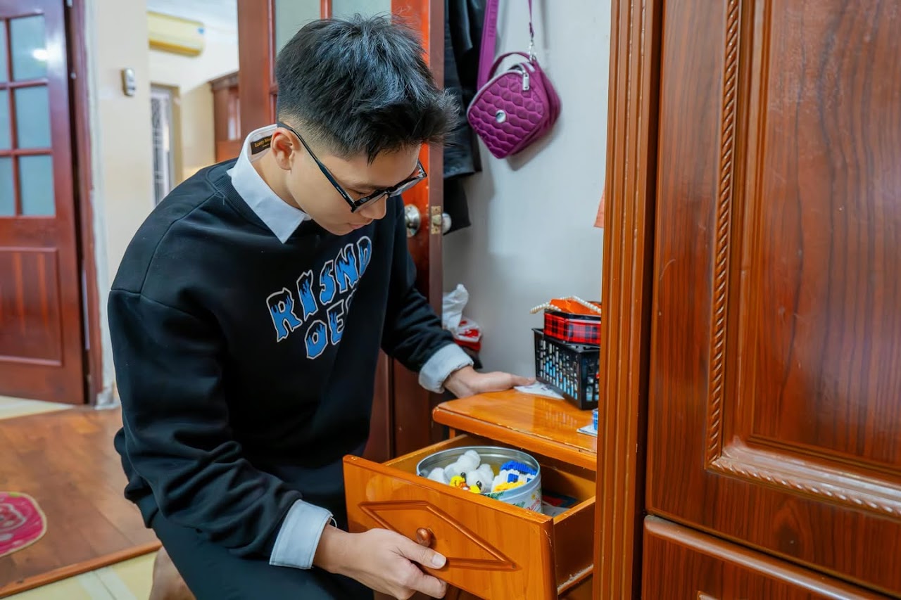 Hình ảnh hai thiếu niên dạo ngõ Hà Nội