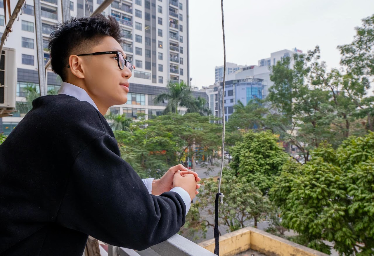 Hình ảnh hai thiếu niên dạo ngõ Hà Nội