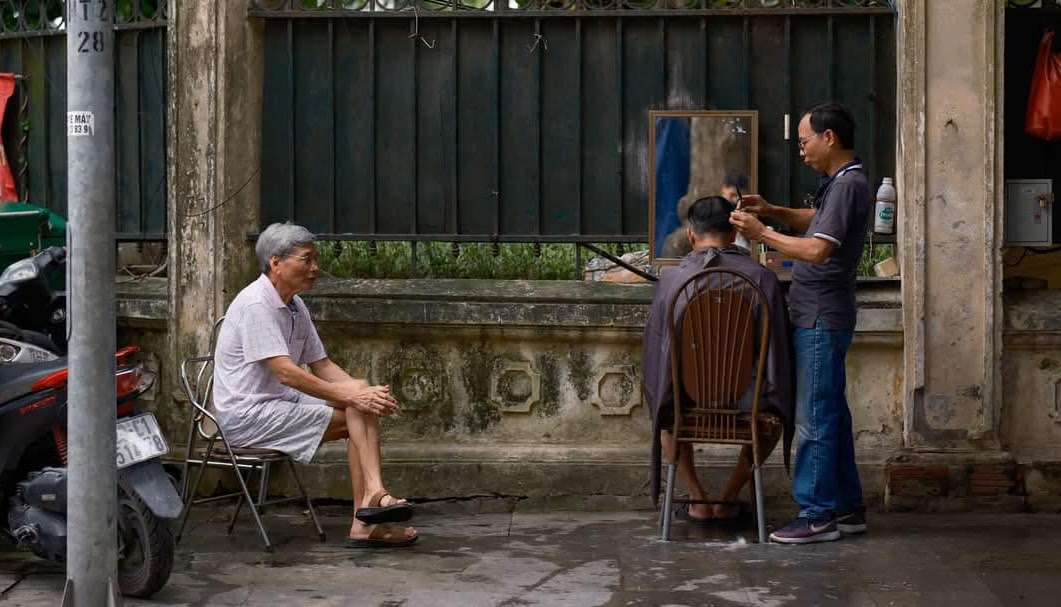 Hình ảnh hai thiếu niên dạo ngõ Hà Nội