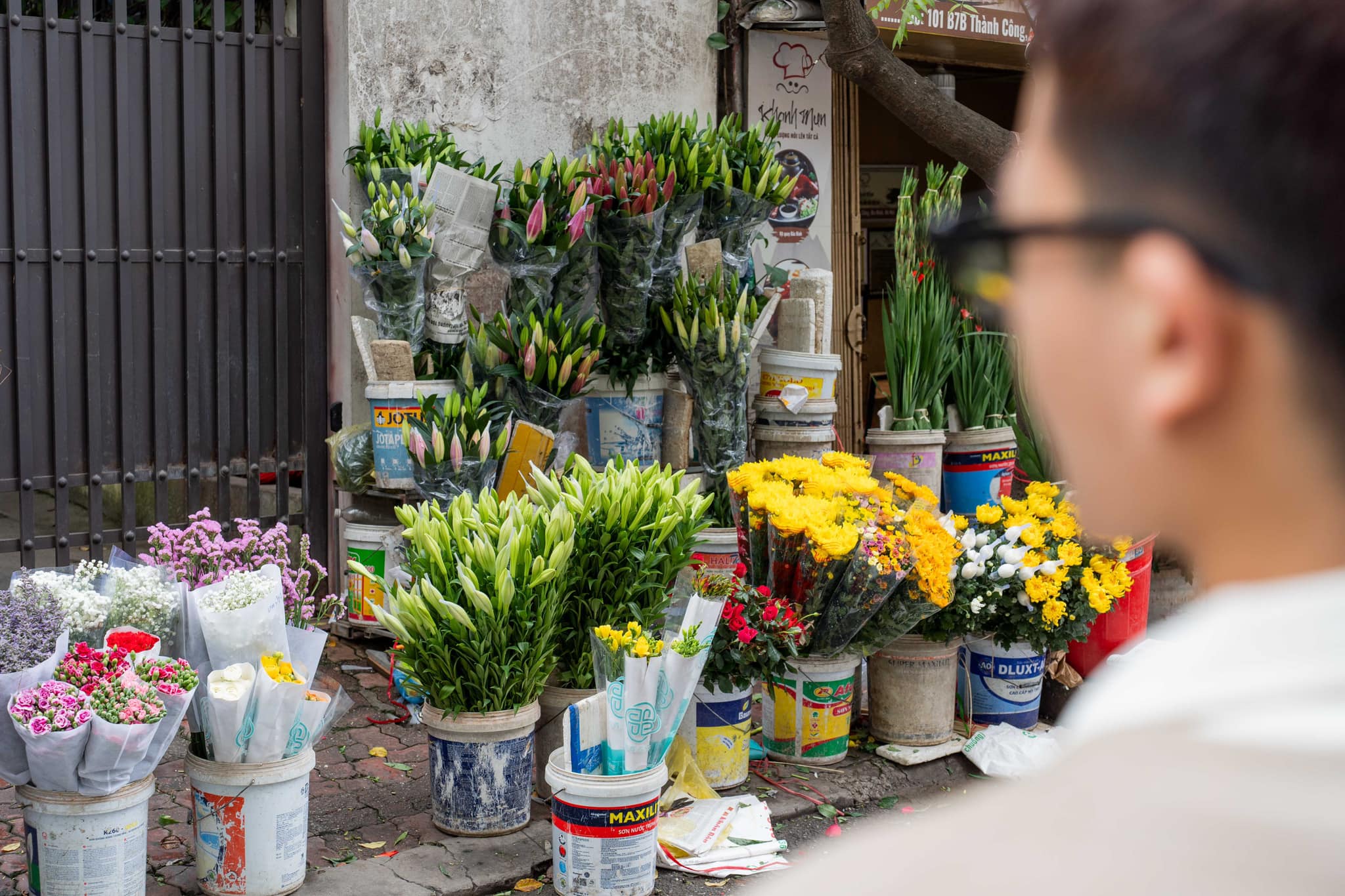 Hình ảnh hai thiếu niên dạo ngõ Hà Nội