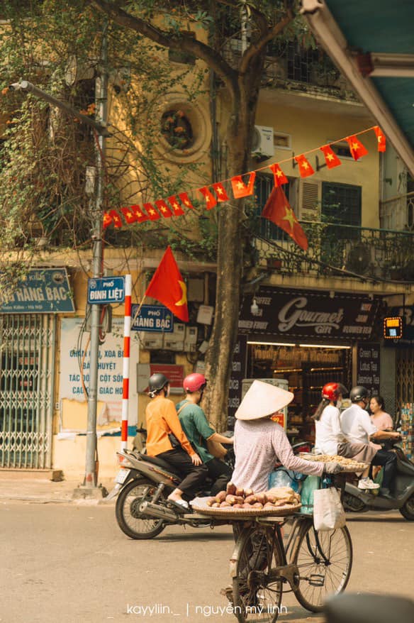 Hình ảnh hai thiếu niên dạo ngõ Hà Nội