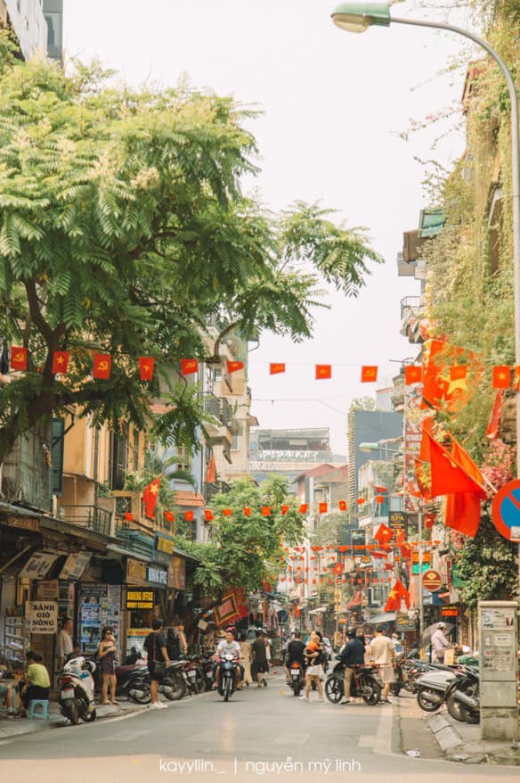 Hình ảnh hai thiếu niên dạo ngõ Hà Nội