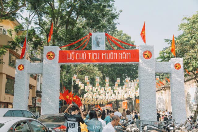 Hình ảnh hai thiếu niên dạo ngõ Hà Nội